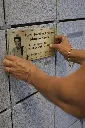 Placa-Fuenraria-con-Foto-para-Nicho-Dorado.webp